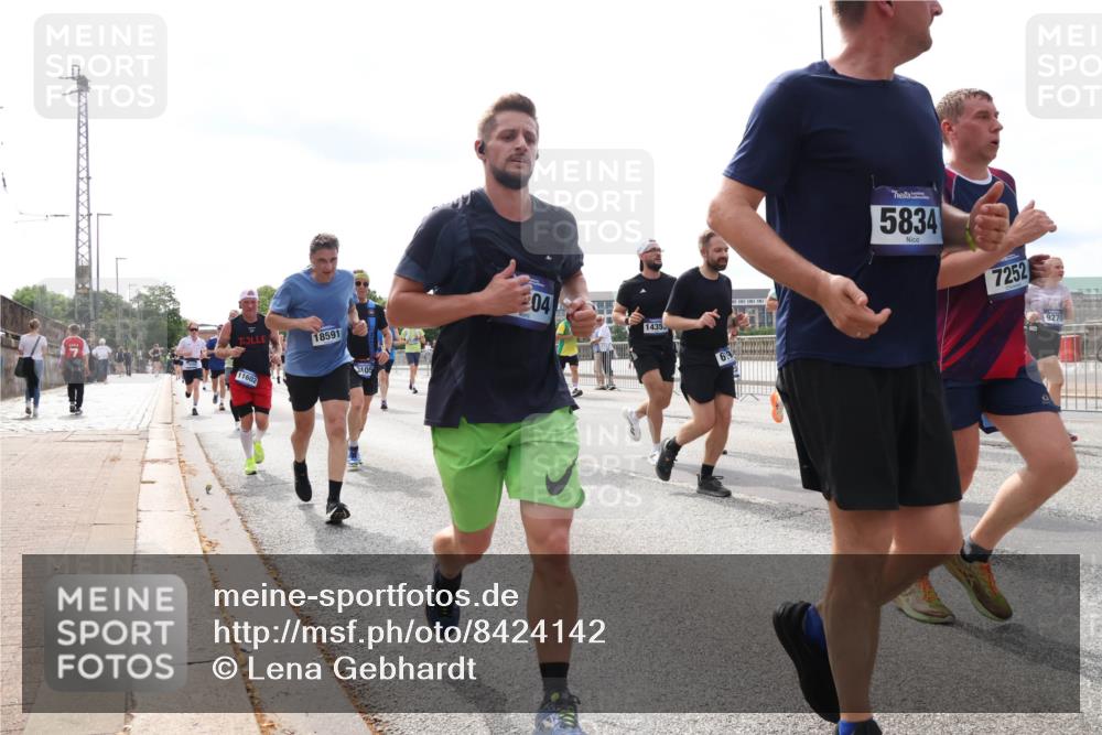 29.06.2025 - hella hamburg halbmarathon Lena Gebhardt http://msf.ph/oto/8424142 29.06.2025 10:19:06 Lombardsbrücke 18591, 11602, 3105, 04, 1435, 5834, 7252, 9270, 1349, 1521, 1718, 1755, 2096, 2311, 2589, 2781, 2802, 2812, 2821, 3026, 3105, 3118, 3591, 3592, 3631, 4718, 4722, 4802, 4845, 5034, 5049, 5080, 5098, 5178, 5264, 5266, 5323, 5429, 5834, 5910, 6194, 6249, 6413, 6477, 6482, 6542, 6736, 7051, 7121, 7143, 7214, 7252, 8575, 8665, 8761, 8778, 8780, 9252, 9270, 9272, 9276, 9549, 9652, 9756, 9757, 10037, 10039, 10124, 10129, 10467, 10502, 10816 meine-sportfotos.de