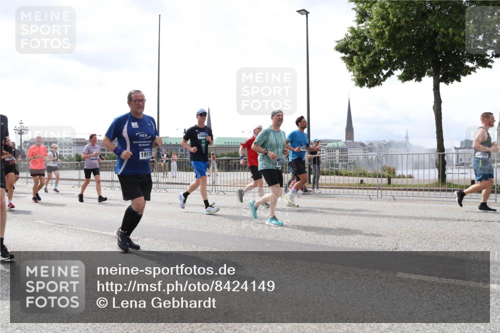 29.06.2025 - hella hamburg halbmarathon Lena Gebhardt http://msf.ph/oto/8424149 29.06.2025 10:43:13 Lombardsbrücke 17921, 19115, 18898, 1678, 5268, 1149, 1155, 1467, 1656, 1788, 1816, 1878, 1964, 2103, 2158, 2267, 2361, 2450, 2509, 2971, 3074, 3238, 3283, 3329, 3378, 3518, 3638, 3764, 4056, 4105, 4177, 4302, 4367, 4385, 4680, 5067, 5268, 5370, 5610, 5720, 5755, 5967, 6012, 6440, 7043, 7461, 7872, 7926, 8135, 8161, 8184, 8408, 8435, 8795, 8991, 9072, 9304, 9378, 9639, 9641, 9644, 9976, 10008, 10180, 11142, 11710, 12151, 13049 meine-sportfotos.de