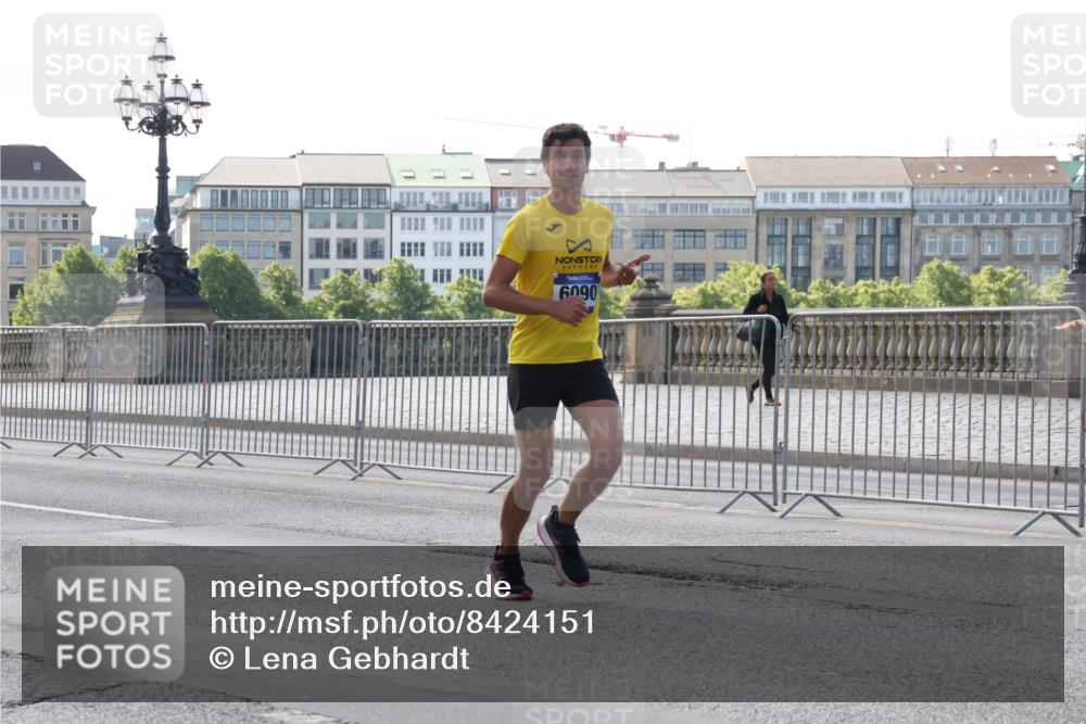 29.06.2025 - hella hamburg halbmarathon Lena Gebhardt http://msf.ph/oto/8424151 29.06.2025 09:43:16 Lombardsbrücke 6090, 1271, 2180, 4338, 5301, 5612, 6090, 7380, 9097, 9385, 9565, 9767, 10867, 11228, 11994, 12341, 12529, 12992, 13346, 13374, 14728, 14757, 15483, 15671, 18037, 18328, 18693, 18695, 18740, 18989, 19076 meine-sportfotos.de