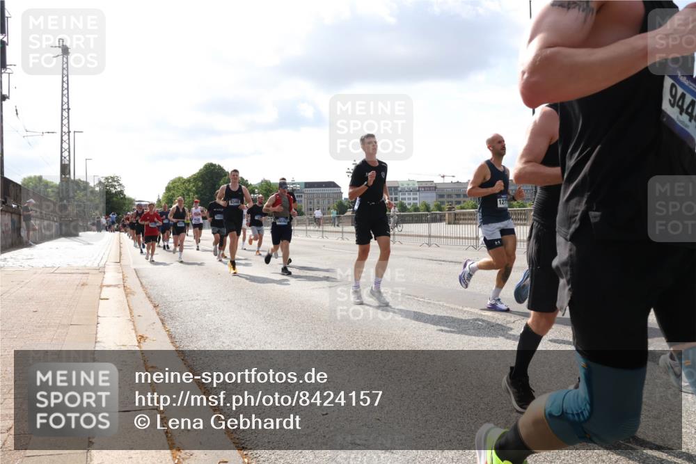 29.06.2025 - hella hamburg halbmarathon Lena Gebhardt http://msf.ph/oto/8424157 29.06.2025 09:52:18 Lombardsbrücke 9348, 16592, 944, 1057, 1139, 1169, 1312, 1353, 1468, 1512, 1569, 1604, 1631, 1763, 3305, 3437, 3618, 3697, 3852, 4565, 4871, 4915, 5011, 5014, 5047, 5129, 5231, 5336, 5690, 5987, 6373, 6550, 6700, 6705, 6711, 6770, 7185, 7432, 7710, 8074, 8359, 8564, 8852, 9348, 9358, 9444, 9547, 9659, 10319, 10493, 10691, 10741, 10796, 10978, 11062, 11495, 11679, 11779, 11821, 12046, 12438, 12623, 12772, 13403, 13614, 13728, 14257 meine-sportfotos.de