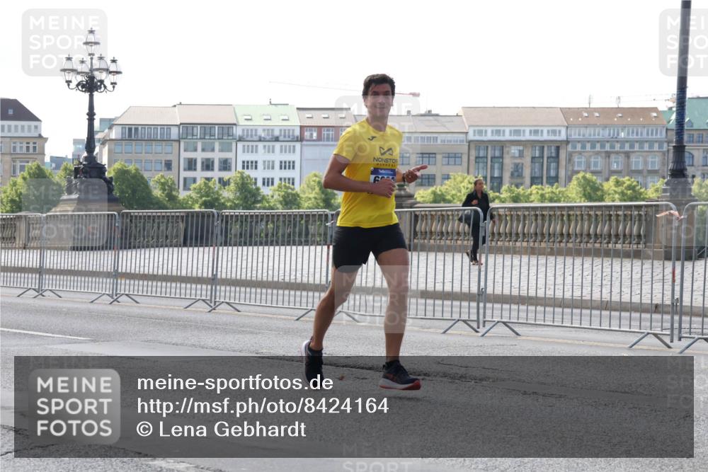 29.06.2025 - hella hamburg halbmarathon Lena Gebhardt http://msf.ph/oto/8424164 29.06.2025 09:43:17 Lombardsbrücke 1271, 2180, 4338, 5301, 6090, 7380, 9097, 9385, 9565, 9767, 10867, 11228, 11994, 12341, 12529, 12992, 13346, 13374, 14728, 14757, 15483, 15671, 18037, 18328, 18693, 18695, 18740, 18989, 19076 meine-sportfotos.de