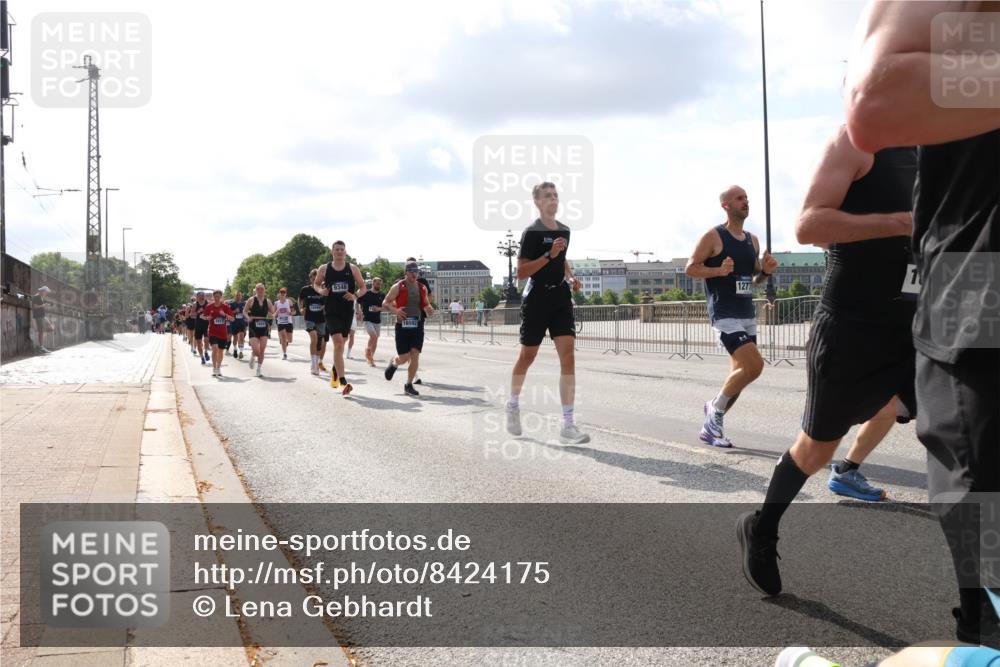 29.06.2025 - hella hamburg halbmarathon Lena Gebhardt http://msf.ph/oto/8424175 29.06.2025 09:52:18 Lombardsbrücke 1659, 9348, 16592, 1277, 1057, 1139, 1169, 1312, 1353, 1468, 1512, 1569, 1604, 1631, 1763, 3305, 3437, 3618, 3697, 3852, 4565, 4871, 4915, 5011, 5014, 5047, 5129, 5231, 5336, 5690, 5987, 6373, 6550, 6700, 6705, 6711, 6770, 7185, 7432, 7710, 8074, 8359, 8564, 8852, 9348, 9358, 9444, 9547, 9659, 10319, 10493, 10691, 10741, 10796, 10978, 11062, 11495, 11679, 11779, 11821, 12046, 12438, 12623, 12772, 13403, 13614, 13728, 14257 meine-sportfotos.de
