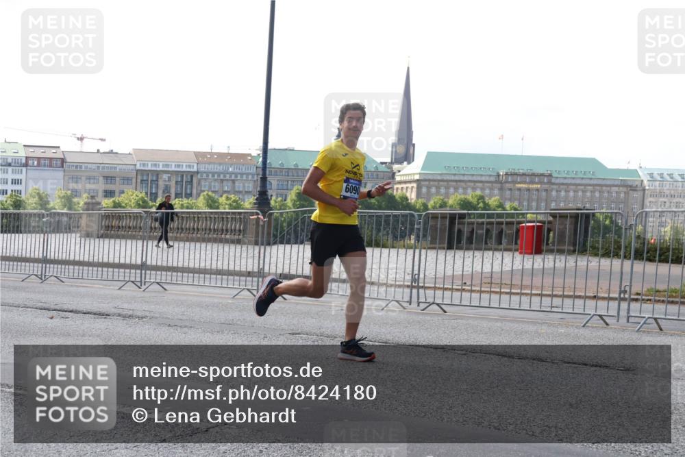 29.06.2025 - hella hamburg halbmarathon Lena Gebhardt http://msf.ph/oto/8424180 29.06.2025 09:43:17 Lombardsbrücke 6090, 1271, 2180, 4338, 5301, 6090, 7380, 9097, 9385, 9565, 9767, 10867, 11228, 11994, 12341, 12529, 12992, 13346, 13374, 14728, 14757, 15483, 15671, 18037, 18328, 18693, 18695, 18740, 18989, 19076 meine-sportfotos.de