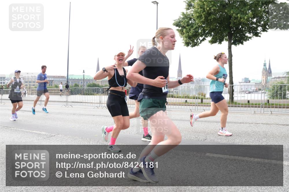 29.06.2025 - hella hamburg halbmarathon Lena Gebhardt http://msf.ph/oto/8424181 29.06.2025 10:28:25 Lombardsbrücke 3445, 3445, 4700, 5369, 5604, 5718, 5847, 5903, 5939, 6102, 6418, 6632, 7497, 7667, 7980, 8215, 8327, 8560, 9642, 9653, 9654, 9716, 9855, 10434, 11692, 11739, 12780, 12842, 13045, 13296, 13400, 13568, 13678, 14017, 14155, 15123, 15608, 16125, 18256, 18293, 18604, 19180 meine-sportfotos.de
