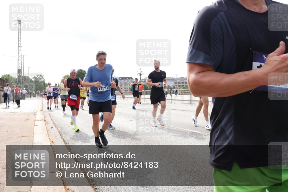 29.06.2025 - hella hamburg halbmarathon Lena Gebhardt http://msf.ph/oto/8424183 29.06.2025 10:19:06 Lombardsbrücke 18591, 11602, 05, 3, 1349, 1521, 1718, 1755, 2096, 2311, 2589, 2781, 2802, 2812, 2821, 3026, 3105, 3118, 3591, 3592, 3631, 4718, 4722, 4802, 4845, 5034, 5049, 5080, 5098, 5178, 5264, 5266, 5323, 5429, 5834, 5910, 6194, 6249, 6413, 6477, 6482, 6542, 6736, 7051, 7121, 7143, 7214, 7252, 8575, 8665, 8761, 8778, 8780, 9252, 9270, 9272, 9276, 9549, 9652, 9756, 9757, 10037, 10039, 10124, 10129, 10467, 10502, 10816 meine-sportfotos.de