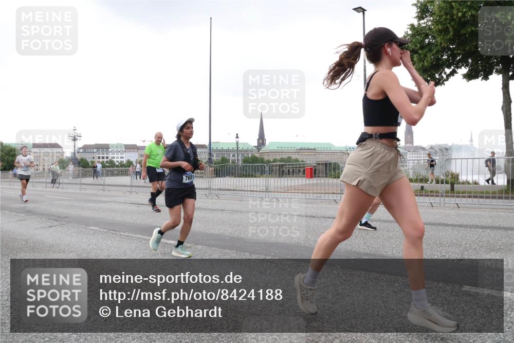 29.06.2025 - hella hamburg halbmarathon Lena Gebhardt http://msf.ph/oto/8424188 29.06.2025 10:53:16 Lombardsbrücke 7681, 1340, 1709, 1900, 1906, 1984, 2065, 2146, 2291, 2409, 2701, 2988, 3226, 3787, 4195, 4595, 4626, 4729, 5428, 5562, 5815, 6041, 6044, 6135, 6521, 7068, 7483, 7611, 7681, 7737, 7876, 8189, 8212, 8414, 8515, 8906, 9456, 9545, 9685, 9764, 9785, 10043, 10055, 10175, 10417, 10490, 10568, 10661, 10981, 11520, 11524, 11919, 12127, 12128, 12193, 12219, 12700, 13489, 13916, 13917, 14009, 14038, 14765, 14807, 14977, 14979, 16137 meine-sportfotos.de