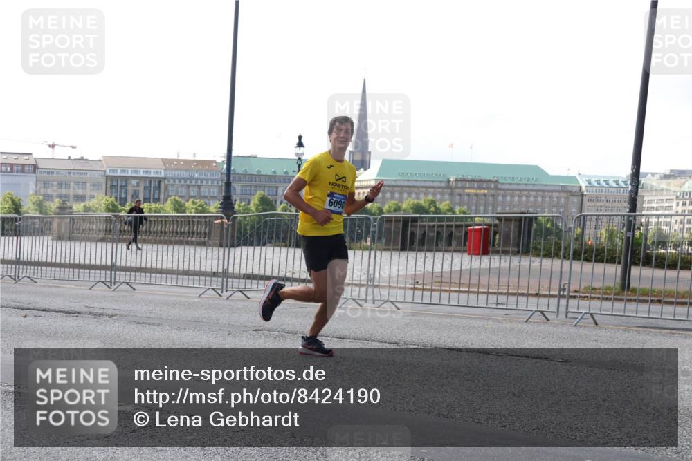 29.06.2025 - hella hamburg halbmarathon Lena Gebhardt http://msf.ph/oto/8424190 29.06.2025 09:43:17 Lombardsbrücke 6090, 1271, 2180, 4338, 5301, 6090, 7380, 9097, 9385, 9565, 9767, 10867, 11228, 11994, 12341, 12529, 12992, 13346, 13374, 14728, 14757, 15483, 15671, 18037, 18328, 18693, 18695, 18740, 18989, 19076 meine-sportfotos.de