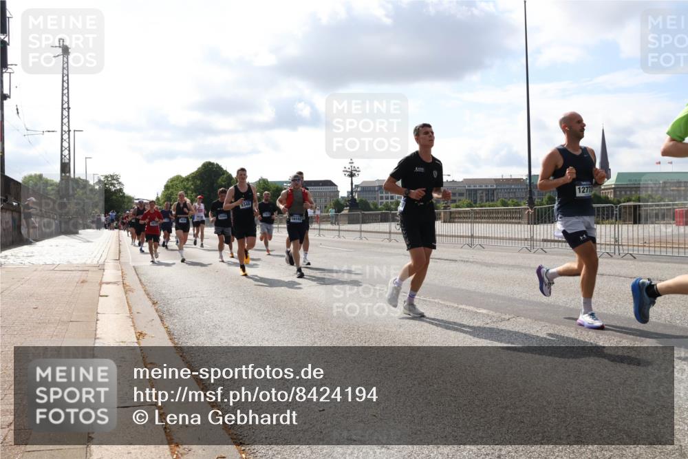 29.06.2025 - hella hamburg halbmarathon Lena Gebhardt http://msf.ph/oto/8424194 29.06.2025 09:52:18 Lombardsbrücke 1277, 1057, 1139, 1169, 1312, 1353, 1468, 1512, 1569, 1604, 1631, 1763, 3305, 3437, 3618, 3697, 3852, 4565, 4871, 4915, 5011, 5014, 5047, 5129, 5231, 5336, 5690, 5987, 6373, 6550, 6700, 6705, 6711, 6770, 7185, 7432, 7710, 8074, 8359, 8564, 8852, 9348, 9358, 9444, 9547, 9659, 10319, 10493, 10691, 10741, 10796, 10978, 11062, 11495, 11679, 11779, 11821, 12046, 12438, 12623, 12772, 13403, 13614, 13728, 14257 meine-sportfotos.de