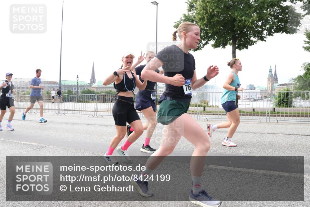 29.06.2025 - hella hamburg halbmarathon Lena Gebhardt http://msf.ph/oto/8424199 29.06.2025 10:28:25 Lombardsbrücke 344, 96, 76, 3445, 4700, 5369, 5604, 5718, 5847, 5903, 5939, 6102, 6418, 6632, 7497, 7667, 7980, 8215, 8327, 8560, 9642, 9653, 9654, 9716, 9855, 10434, 11692, 11739, 12780, 12842, 13045, 13296, 13400, 13568, 13678, 14017, 14155, 15123, 15608, 16125, 18256, 18293, 18604, 19180 meine-sportfotos.de