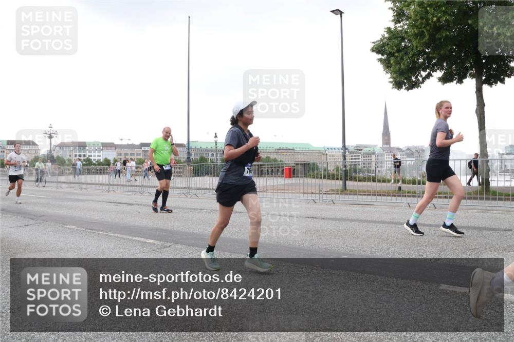 29.06.2025 - hella hamburg halbmarathon Lena Gebhardt http://msf.ph/oto/8424201 29.06.2025 10:53:17 Lombardsbrücke 1340, 1709, 1900, 1906, 1984, 2065, 2146, 2291, 2409, 2429, 2701, 2988, 3226, 3787, 4195, 4595, 4626, 4729, 5428, 5562, 5815, 6041, 6044, 6135, 6521, 7068, 7483, 7611, 7681, 7737, 7876, 8189, 8212, 8414, 8515, 8906, 9077, 9456, 9545, 9685, 9764, 9785, 10043, 10055, 10175, 10417, 10490, 10568, 10661, 10981, 11520, 11524, 11919, 12127, 12128, 12193, 12219, 12700, 13489, 13916, 13917, 14038, 14765, 14807, 14977, 14979, 16137 meine-sportfotos.de