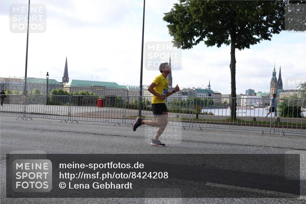 29.06.2025 - hella hamburg halbmarathon Lena Gebhardt http://msf.ph/oto/8424208 29.06.2025 09:43:18 Lombardsbrücke 1271, 2180, 4338, 5301, 6090, 7380, 9097, 9385, 9565, 9767, 10867, 11994, 12341, 12529, 12992, 13346, 13374, 14728, 14757, 15483, 15671, 18037, 18328, 18693, 18695, 18740, 18989, 19076 meine-sportfotos.de