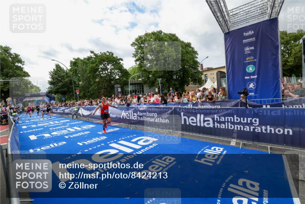 29.06.2025 - hella hamburg halbmarathon Zöllner http://msf.ph/oto/8424213 29.06.2025 10:33:39 Ziel 1053, 1396, 2836, 8312, 12595, 14975, 17191, 18854 meine-sportfotos.de