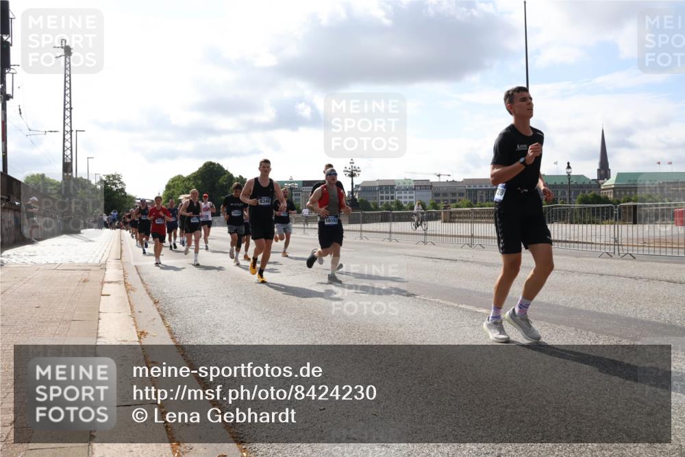 29.06.2025 - hella hamburg halbmarathon Lena Gebhardt http://msf.ph/oto/8424230 29.06.2025 09:52:19 Lombardsbrücke 4915, 9348, 16592, 5, 1057, 1139, 1169, 1220, 1312, 1353, 1468, 1512, 1569, 1604, 1631, 1763, 3305, 3437, 3618, 3697, 3852, 4565, 4871, 4915, 5011, 5014, 5047, 5129, 5231, 5336, 5690, 5987, 6373, 6550, 6700, 6705, 6711, 6770, 7185, 7432, 7710, 7961, 8074, 8359, 8564, 8852, 9348, 9358, 9444, 9547, 9659, 10493, 10691, 10741, 10796, 10978, 11062, 11495, 11679, 11779, 11821, 12046, 12438, 12772, 13403, 13614, 13728, 14257 meine-sportfotos.de