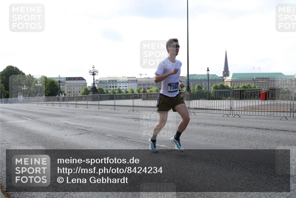 29.06.2025 - hella hamburg halbmarathon Lena Gebhardt http://msf.ph/oto/8424234 29.06.2025 09:43:19 Lombardsbrücke 7380, 666666, 1271, 2180, 4338, 5301, 6090, 7380, 9097, 9385, 9565, 9767, 10867, 11994, 12341, 12529, 12992, 13346, 13374, 14728, 14757, 15483, 15671, 18037, 18328, 18693, 18695, 18740, 18989, 19076 meine-sportfotos.de
