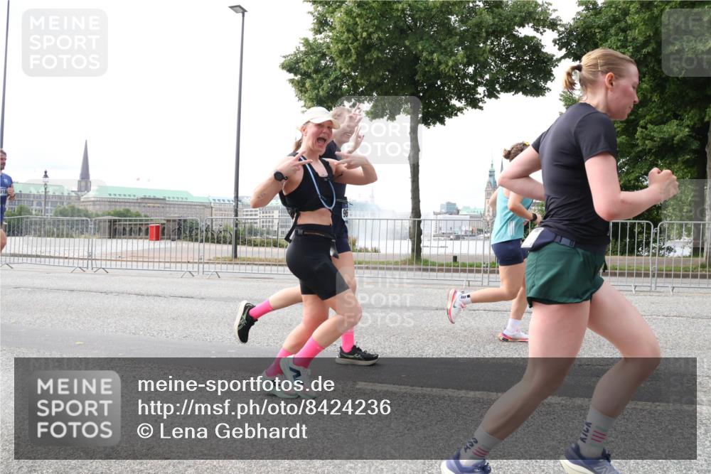 29.06.2025 - hella hamburg halbmarathon Lena Gebhardt http://msf.ph/oto/8424236 29.06.2025 10:28:25 Lombardsbrücke 3445, 4700, 5369, 5604, 5718, 5847, 5903, 5939, 6102, 6418, 6632, 7497, 7667, 7980, 8215, 8327, 8560, 9642, 9653, 9654, 9716, 9855, 10434, 11692, 11739, 12780, 12842, 13045, 13296, 13400, 13568, 13678, 14017, 14155, 15123, 15608, 16125, 18256, 18293, 18604, 19180 meine-sportfotos.de