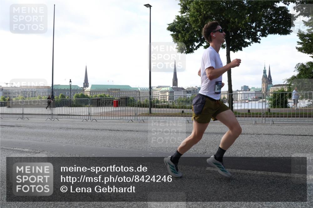 29.06.2025 - hella hamburg halbmarathon Lena Gebhardt http://msf.ph/oto/8424246 29.06.2025 09:43:20 Lombardsbrücke 738, 1271, 2180, 4338, 5301, 6090, 7380, 9097, 9385, 9565, 9767, 10867, 11994, 12341, 12529, 12992, 13346, 13374, 14728, 14757, 15483, 15671, 18037, 18328, 18693, 18695, 18989 meine-sportfotos.de