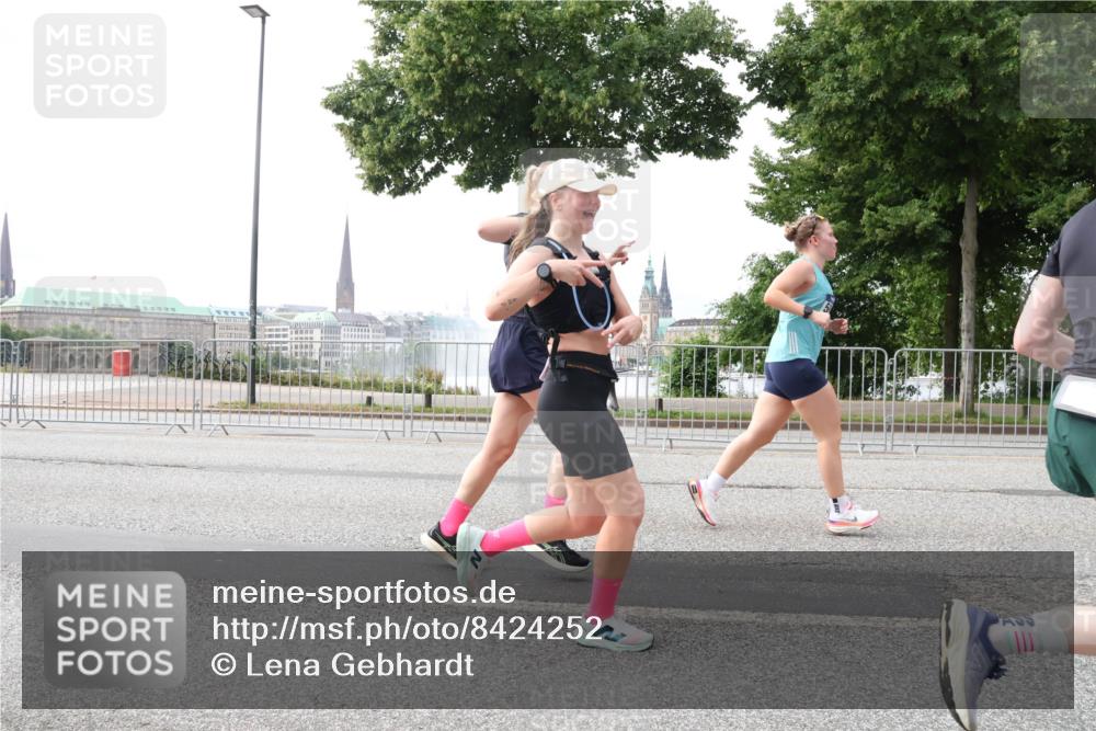 29.06.2025 - hella hamburg halbmarathon Lena Gebhardt http://msf.ph/oto/8424252 29.06.2025 10:28:26 Lombardsbrücke 3445, 4700, 5369, 5604, 5718, 5847, 5903, 5939, 6102, 6418, 6632, 7497, 7667, 7980, 8215, 8327, 8560, 9642, 9653, 9654, 9716, 9855, 10434, 11692, 11739, 12780, 12842, 13045, 13296, 13400, 13568, 13678, 14017, 14155, 15123, 15256, 15608, 16125, 16643, 18256, 18293, 18604, 19180 meine-sportfotos.de