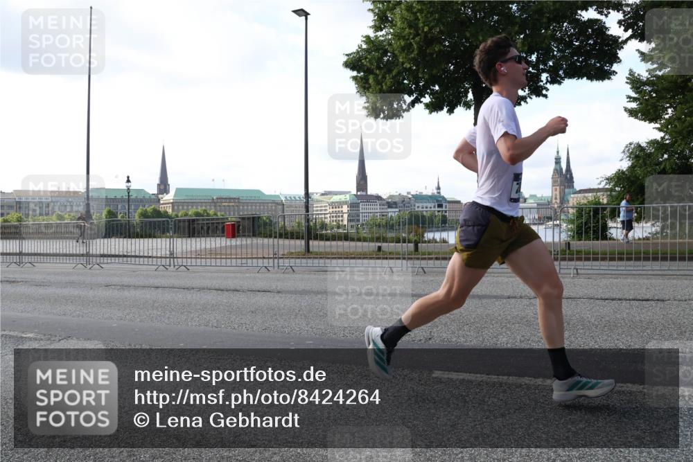 29.06.2025 - hella hamburg halbmarathon Lena Gebhardt http://msf.ph/oto/8424264 29.06.2025 09:43:20 Lombardsbrücke 1271, 2180, 4338, 5301, 6090, 7380, 9097, 9385, 9565, 9767, 10867, 11994, 12341, 12529, 12992, 13346, 13374, 14728, 14757, 15483, 15671, 18037, 18328, 18693, 18695, 18989 meine-sportfotos.de
