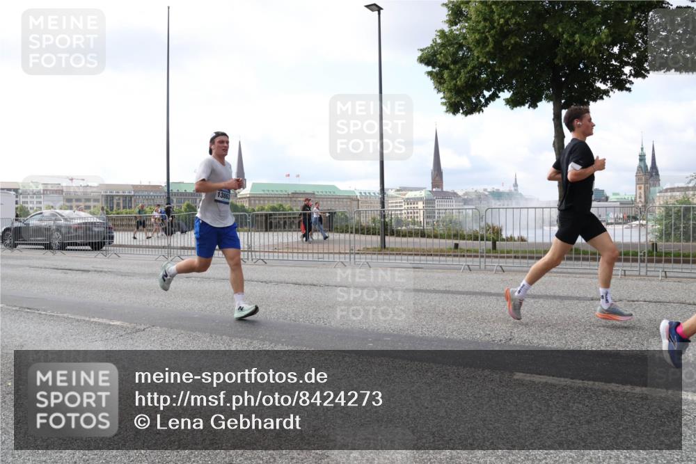 29.06.2025 - hella hamburg halbmarathon Lena Gebhardt http://msf.ph/oto/8424273 29.06.2025 10:06:17 Lombardsbrücke 1229, 1245, 1448, 1766, 1830, 1842, 2540, 3062, 4169, 4542, 4666, 4868, 5431, 6014, 6314, 7138, 7741, 8051, 8316, 8909, 9361, 9560, 10214, 10297, 10781, 13042, 13054, 13481, 13863, 14369, 14987, 15113, 15145, 15229, 15462, 15537, 15766, 15772, 15858, 16441, 16687, 17239, 17746, 17885, 18042, 18575, 18577, 18768, 18857, 18910, 18913, 18966 meine-sportfotos.de