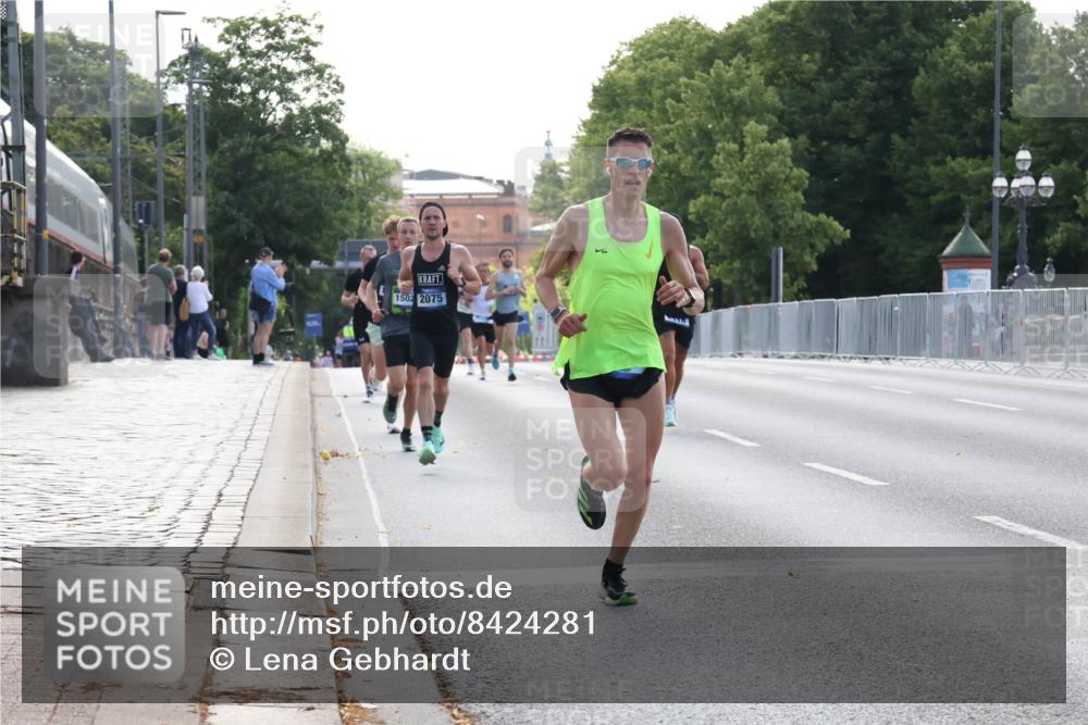 29.06.2025 - hella hamburg halbmarathon Lena Gebhardt http://msf.ph/oto/8424281 29.06.2025 09:43:27 Lombardsbrücke 1502, 2075, 1271, 2075, 2180, 2203, 4338, 5301, 6090, 7380, 8318, 9097, 9385, 9565, 9767, 10351, 10867, 11994, 12341, 12529, 12992, 13374, 13941, 14728, 14757, 15023, 15136, 15483, 15671, 17893, 18037, 18328, 18693, 18695, 18763, 18989 meine-sportfotos.de