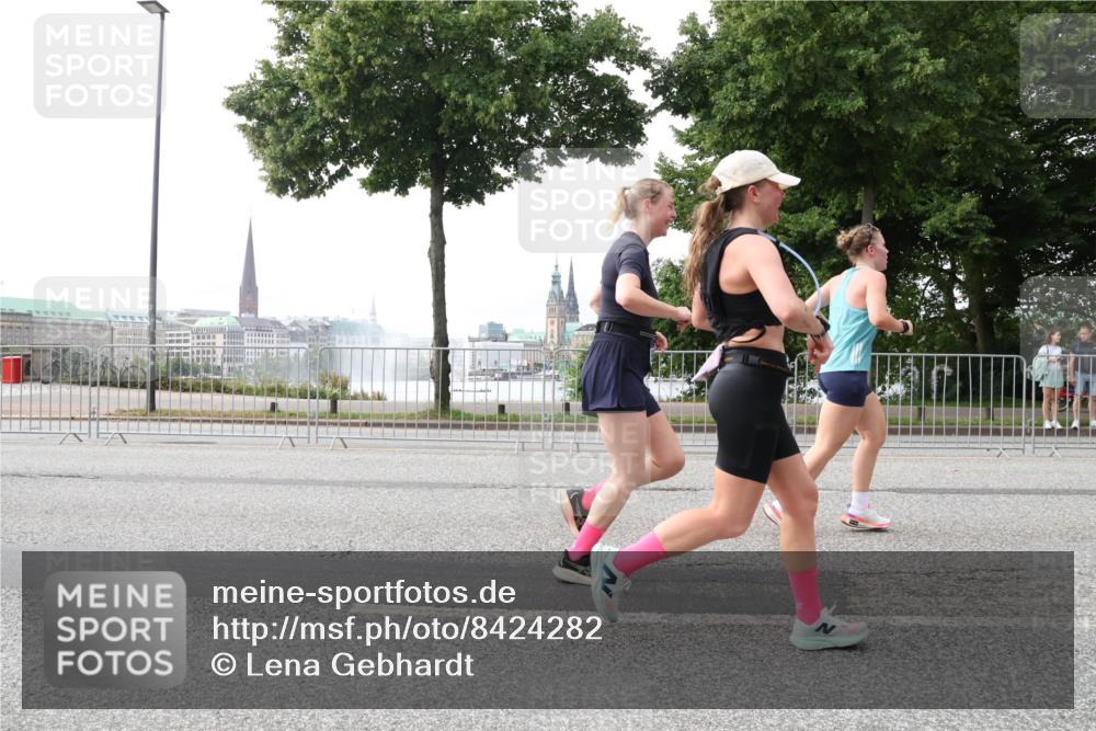29.06.2025 - hella hamburg halbmarathon Lena Gebhardt http://msf.ph/oto/8424282 29.06.2025 10:28:26 Lombardsbrücke 3445, 4700, 5369, 5604, 5718, 5847, 5903, 5939, 6102, 6418, 6632, 7497, 7667, 7980, 8215, 8327, 8560, 9642, 9653, 9654, 9716, 9855, 10434, 11692, 11739, 12780, 12842, 13045, 13296, 13400, 13568, 13678, 14017, 14155, 15123, 15256, 15608, 16125, 16643, 18256, 18293, 18604, 19180 meine-sportfotos.de