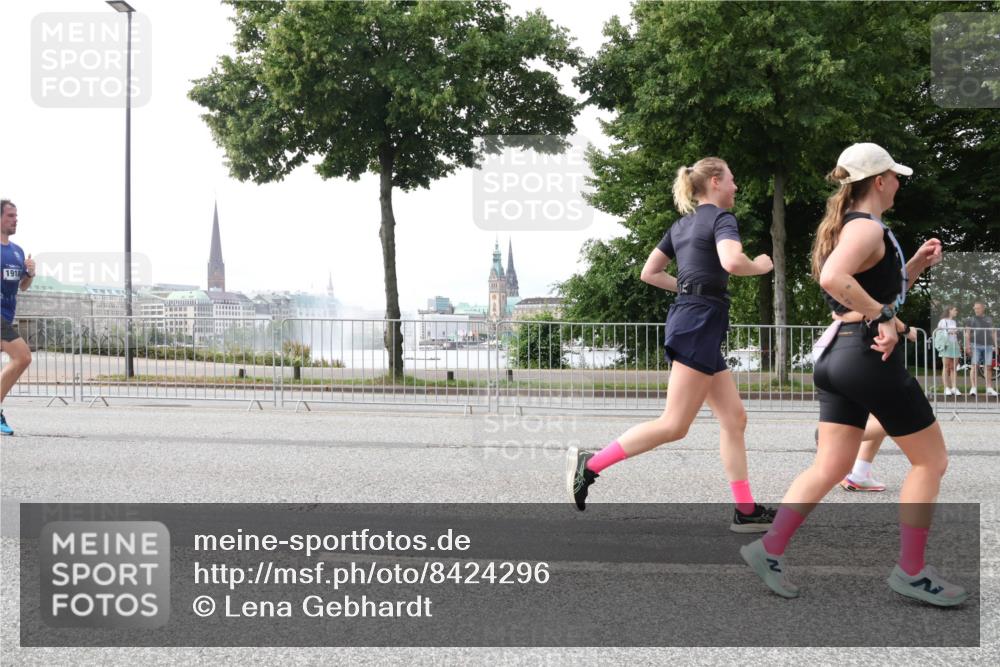 29.06.2025 - hella hamburg halbmarathon Lena Gebhardt http://msf.ph/oto/8424296 29.06.2025 10:28:26 Lombardsbrücke 1918, 3445, 4700, 5369, 5604, 5718, 5847, 5903, 5939, 6102, 6418, 6632, 7497, 7667, 7980, 8215, 8327, 8560, 9642, 9653, 9654, 9716, 9855, 10434, 11692, 11739, 12780, 12842, 13045, 13296, 13400, 13568, 13678, 14017, 14155, 15123, 15256, 15608, 16125, 16643, 18256, 18293, 18604, 19180 meine-sportfotos.de