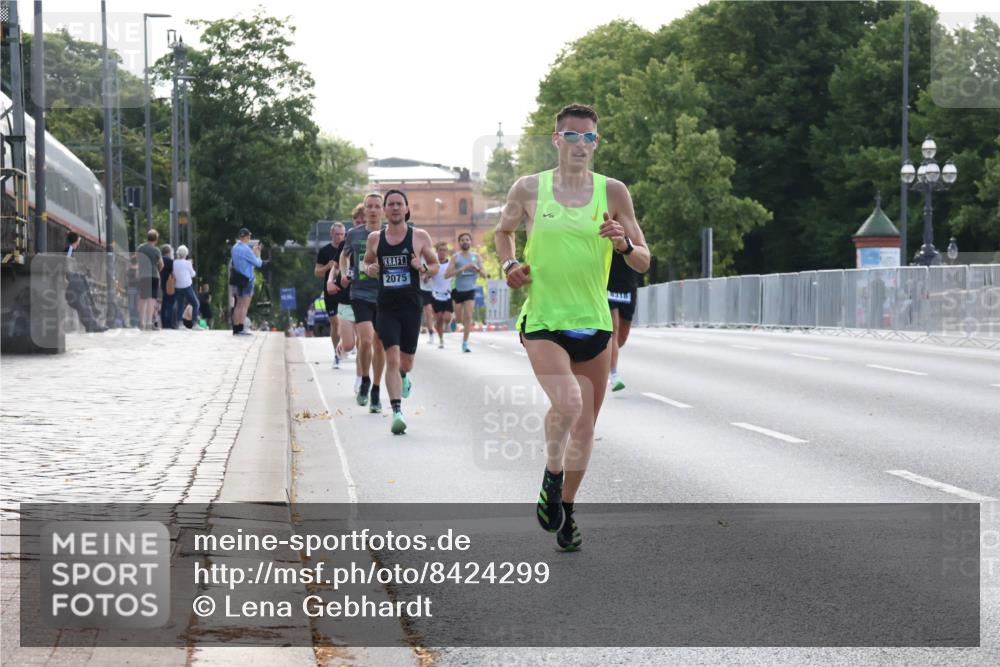 29.06.2025 - hella hamburg halbmarathon Lena Gebhardt http://msf.ph/oto/8424299 29.06.2025 09:43:27 Lombardsbrücke 2075, 8318, 1271, 2075, 2180, 2203, 4338, 5301, 6090, 7380, 8318, 9097, 9385, 9565, 9767, 10351, 10867, 11994, 12341, 12529, 12992, 13374, 13941, 14728, 14757, 15023, 15136, 15483, 15671, 17893, 18037, 18328, 18693, 18695, 18763, 18989 meine-sportfotos.de