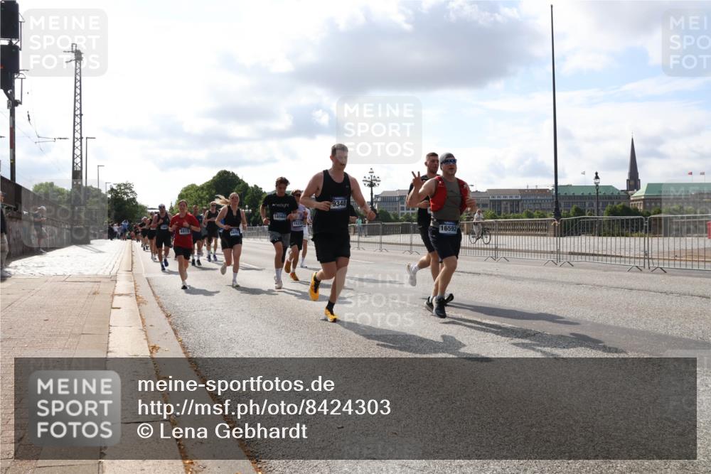 29.06.2025 - hella hamburg halbmarathon Lena Gebhardt http://msf.ph/oto/8424303 29.06.2025 09:52:20 Lombardsbrücke 1057, 1139, 1169, 1220, 1312, 1353, 1468, 1512, 1569, 1604, 1631, 1763, 3305, 3618, 3697, 3852, 4565, 4871, 4915, 5011, 5014, 5047, 5129, 5231, 5336, 5690, 5987, 6373, 6550, 6700, 6705, 6711, 6770, 7067, 7185, 7432, 7710, 7865, 7961, 8074, 8359, 8564, 8852, 9348, 9358, 9444, 9547, 9659, 10493, 10691, 10741, 10796, 10978, 11062, 11495, 11679, 11779, 11821, 12046, 12438, 12772, 13403, 13614, 13728, 14257 meine-sportfotos.de
