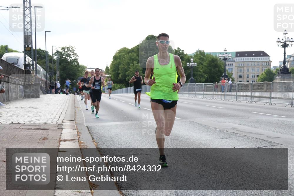 29.06.2025 - hella hamburg halbmarathon Lena Gebhardt http://msf.ph/oto/8424332 29.06.2025 09:43:29 Lombardsbrücke 2075, 1271, 2075, 2180, 2203, 4338, 5301, 6090, 7380, 8318, 9097, 9385, 9565, 9767, 10351, 10867, 11994, 12341, 13374, 13941, 14728, 14757, 15023, 15136, 15483, 15671, 17893, 18037, 18328, 18693, 18695, 18763, 18989 meine-sportfotos.de