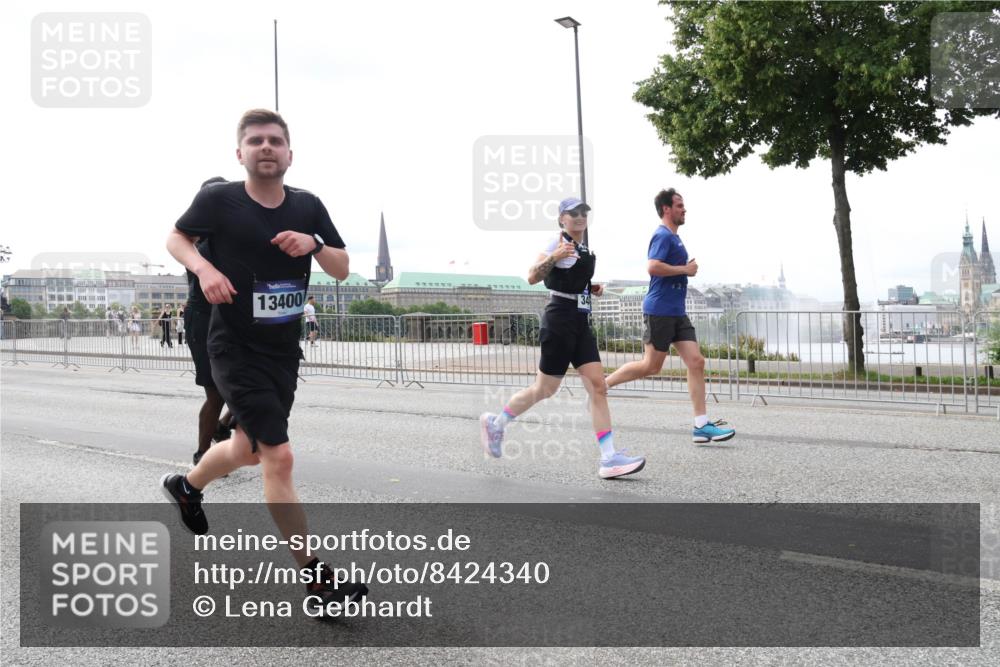 29.06.2025 - hella hamburg halbmarathon Lena Gebhardt http://msf.ph/oto/8424340 29.06.2025 10:28:27 Lombardsbrücke 13400, 34, 3445, 4700, 5369, 5604, 5718, 5847, 5903, 5939, 6102, 6418, 6632, 7667, 7980, 8215, 8327, 8560, 9642, 9653, 9654, 9716, 9855, 10434, 11692, 11739, 12780, 12842, 13045, 13296, 13400, 13568, 13678, 14017, 14155, 15123, 15256, 15608, 16125, 16643, 18256, 18293, 18604, 19180 meine-sportfotos.de