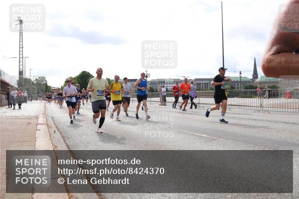 29.06.2025 - hella hamburg halbmarathon Lena Gebhardt http://msf.ph/oto/8424370 29.06.2025 10:19:08 Lombardsbrücke 15594, 16925, 6736, 1332, 1349, 1521, 1718, 1755, 2096, 2311, 2589, 2781, 2795, 2802, 2812, 2821, 2895, 3026, 3105, 3118, 3591, 3592, 3631, 4718, 4722, 4845, 5034, 5049, 5080, 5098, 5178, 5264, 5266, 5323, 5429, 5834, 5910, 6194, 6249, 6413, 6477, 6482, 6542, 6736, 7051, 7121, 7143, 7214, 7252, 8575, 8665, 8761, 8778, 8780, 9252, 9270, 9272, 9276, 9549, 9652, 9756, 9757, 10037, 10039, 10124, 10129, 10467, 10816 meine-sportfotos.de