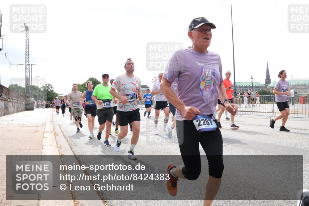 29.06.2025 - hella hamburg halbmarathon Lena Gebhardt http://msf.ph/oto/8424383 29.06.2025 10:43:15 Lombardsbrücke 3518, 2267, 1149, 1155, 1467, 1788, 1816, 1878, 1964, 2103, 2158, 2267, 2361, 2450, 2509, 2971, 3074, 3238, 3283, 3329, 3378, 3518, 3638, 3764, 4056, 4105, 4177, 4302, 4367, 4385, 4680, 5067, 5268, 5370, 5610, 5720, 5755, 5967, 6012, 6096, 6440, 6931, 7043, 7461, 7872, 7926, 8135, 8161, 8184, 8233, 8408, 8435, 8795, 8991, 9072, 9304, 9378, 9639, 9641, 9644, 9976, 10008, 10083, 10180, 10200, 10202, 11142, 11710, 12151, 13049 meine-sportfotos.de