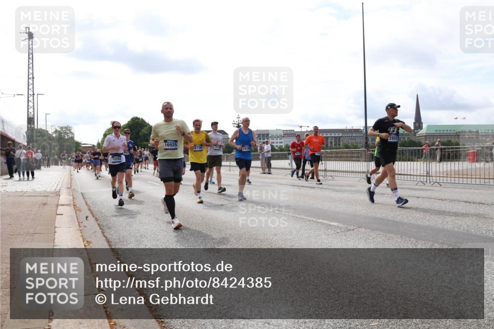 29.06.2025 - hella hamburg halbmarathon Lena Gebhardt http://msf.ph/oto/8424385 29.06.2025 10:19:09 Lombardsbrücke 15594, 16925, 2802, 6736, 3118, 16168, 1332, 1349, 1521, 1718, 1755, 2096, 2311, 2589, 2781, 2795, 2802, 2812, 2821, 2895, 3026, 3105, 3118, 3591, 3592, 3631, 4718, 4722, 4845, 5034, 5049, 5080, 5098, 5178, 5264, 5266, 5323, 5429, 5834, 6194, 6249, 6413, 6477, 6482, 6542, 6736, 7051, 7121, 7143, 7214, 7252, 8575, 8761, 8778, 8780, 9252, 9270, 9272, 9549, 9652, 9756, 9757, 10037, 10039, 10124, 10129, 10467, 10816 meine-sportfotos.de