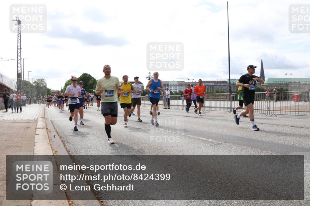 29.06.2025 - hella hamburg halbmarathon Lena Gebhardt http://msf.ph/oto/8424399 29.06.2025 10:19:09 Lombardsbrücke 16925, 311, 16168, 2802, 6736, 15594, 1332, 1349, 1521, 1718, 1755, 2096, 2311, 2589, 2781, 2795, 2802, 2812, 2821, 2895, 3026, 3105, 3118, 3591, 3592, 3631, 4718, 4722, 4845, 5034, 5049, 5080, 5098, 5178, 5264, 5266, 5323, 5429, 5834, 6194, 6249, 6413, 6477, 6482, 6542, 6736, 7051, 7121, 7143, 7214, 7252, 8575, 8761, 8778, 8780, 9252, 9270, 9272, 9549, 9652, 9756, 9757, 10037, 10039, 10124, 10129, 10467, 10816 meine-sportfotos.de