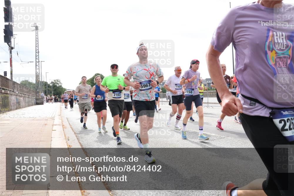 29.06.2025 - hella hamburg halbmarathon Lena Gebhardt http://msf.ph/oto/8424402 29.06.2025 10:43:15 Lombardsbrücke 13786, 3518, 2103, 1149, 5967, 11671, 2158, 1, 31, 201, 226, 1149, 1155, 1467, 1788, 1816, 1878, 1964, 2103, 2158, 2267, 2361, 2450, 2509, 2971, 3074, 3238, 3283, 3329, 3378, 3518, 3638, 3764, 4056, 4105, 4177, 4302, 4367, 4385, 4680, 5067, 5268, 5370, 5610, 5720, 5755, 5967, 6012, 6096, 6440, 6931, 7043, 7461, 7872, 7926, 8135, 8161, 8184, 8233, 8408, 8435, 8795, 8991, 9072, 9304, 9378, 9639, 9641, 9644, 9976, 10008, 10083, 10180, 10200, 10202, 11142, 11710, 12151, 13049 meine-sportfotos.de