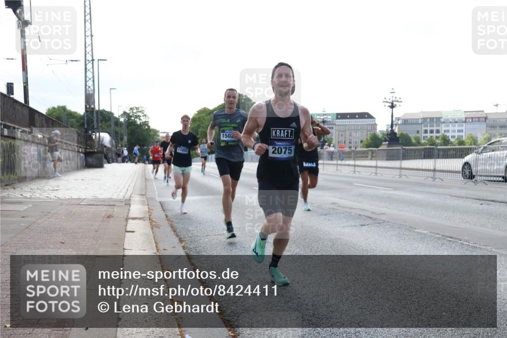 29.06.2025 - hella hamburg halbmarathon Lena Gebhardt http://msf.ph/oto/8424411 29.06.2025 09:43:32 Lombardsbrücke 17893, 2025, 1502, 2075, 1271, 2075, 2180, 2203, 4338, 5301, 6090, 7380, 8318, 9097, 9385, 9565, 9767, 9804, 10351, 10867, 11994, 12341, 13374, 13941, 14728, 14757, 15023, 15136, 15483, 15671, 17893, 18037, 18328, 18693, 18695, 18763, 18832, 18989 meine-sportfotos.de