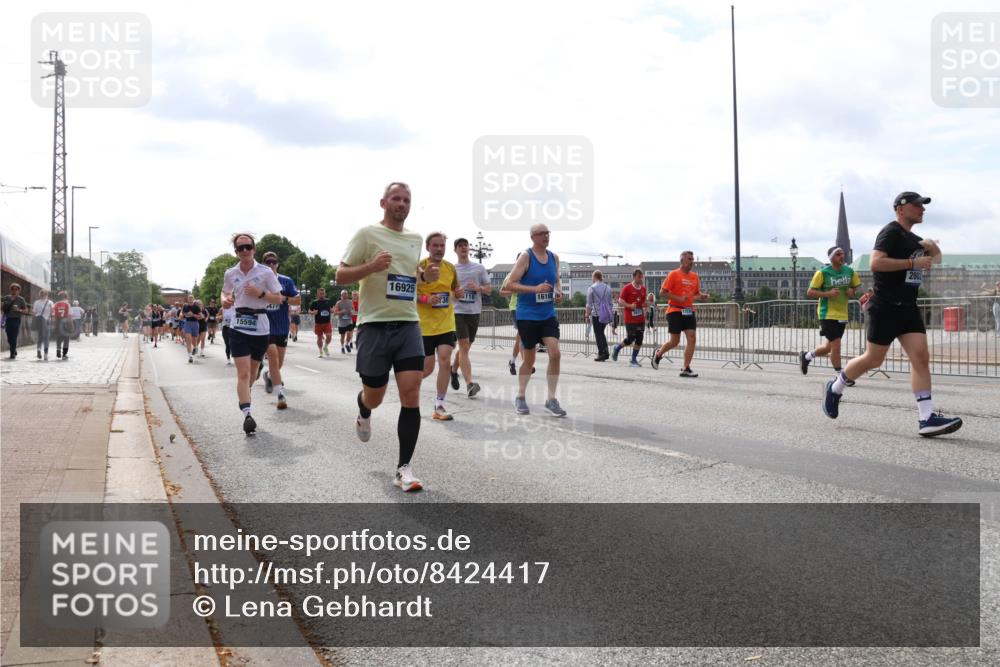 29.06.2025 - hella hamburg halbmarathon Lena Gebhardt http://msf.ph/oto/8424417 29.06.2025 10:19:09 Lombardsbrücke 15594, 16925, 118, 16168, 1332, 1349, 1521, 1718, 1755, 2096, 2311, 2589, 2781, 2795, 2802, 2812, 2821, 2895, 3026, 3105, 3118, 3591, 3592, 3631, 4718, 4722, 4845, 5034, 5049, 5080, 5098, 5178, 5264, 5266, 5323, 5429, 5834, 6194, 6249, 6413, 6477, 6482, 6542, 6736, 7051, 7121, 7143, 7214, 7252, 8575, 8761, 8778, 8780, 9252, 9270, 9272, 9549, 9652, 9756, 9757, 10037, 10039, 10124, 10129, 10467, 10816 meine-sportfotos.de