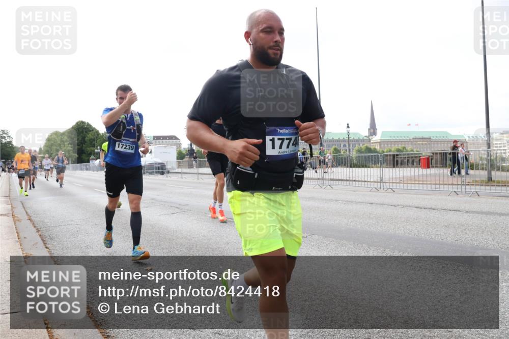 29.06.2025 - hella hamburg halbmarathon Lena Gebhardt http://msf.ph/oto/8424418 29.06.2025 10:06:19 Lombardsbrücke 17239, 1774, 1245, 1448, 1766, 1830, 1842, 3062, 4169, 4542, 4666, 4868, 5431, 6014, 6314, 6664, 7138, 7741, 8051, 8316, 9361, 9560, 10214, 10297, 10736, 10781, 10886, 12371, 13042, 13054, 13475, 13481, 13863, 14369, 14987, 15113, 15145, 15229, 15462, 15537, 15766, 15772, 15858, 16441, 16687, 17059, 17239, 17746, 17885, 18042, 18575, 18577, 18652, 18768, 18857, 18910, 18913, 18966 meine-sportfotos.de