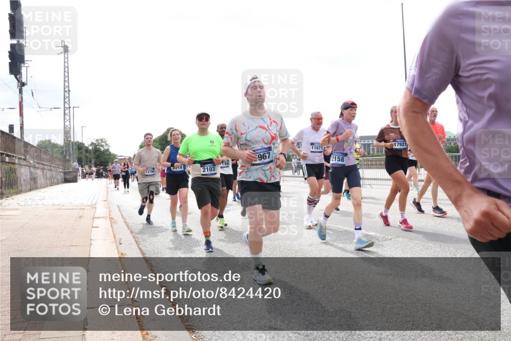 29.06.2025 - hella hamburg halbmarathon Lena Gebhardt http://msf.ph/oto/8424420 29.06.2025 10:43:15 Lombardsbrücke 11671, 967, 3518, 49, 13786, 2103, 2158, 17921, 1149, 1155, 1467, 1788, 1816, 1878, 1964, 2103, 2158, 2267, 2361, 2450, 2509, 2971, 3074, 3238, 3283, 3329, 3378, 3518, 3638, 3764, 4056, 4105, 4177, 4302, 4367, 4385, 4680, 5067, 5268, 5370, 5610, 5720, 5755, 5967, 6012, 6096, 6440, 6931, 7043, 7461, 7872, 7926, 8135, 8161, 8184, 8233, 8408, 8435, 8795, 8991, 9072, 9304, 9378, 9639, 9641, 9644, 9976, 10008, 10083, 10180, 10200, 10202, 11142, 11710, 12151, 13049 meine-sportfotos.de