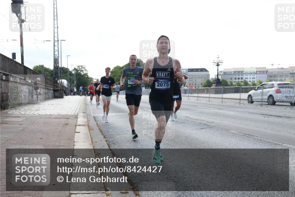 29.06.2025 - hella hamburg halbmarathon Lena Gebhardt http://msf.ph/oto/8424427 29.06.2025 09:43:32 Lombardsbrücke 17893, 2025, 150, 2075, 8318, 1271, 2075, 2180, 2203, 4338, 5301, 6090, 7380, 8318, 9097, 9385, 9565, 9767, 9804, 10351, 10867, 11994, 12341, 13374, 13941, 14728, 14757, 15023, 15136, 15483, 15671, 17893, 18037, 18328, 18693, 18695, 18763, 18832, 18989 meine-sportfotos.de