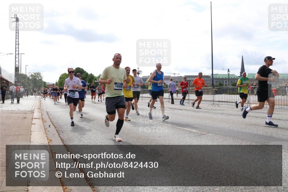 29.06.2025 - hella hamburg halbmarathon Lena Gebhardt http://msf.ph/oto/8424430 29.06.2025 10:19:09 Lombardsbrücke 15594, 16925, 16168, 6736, 1332, 1349, 1521, 1718, 1755, 2096, 2311, 2589, 2781, 2795, 2802, 2812, 2821, 2895, 3026, 3105, 3118, 3591, 3592, 3631, 4718, 4722, 4845, 5034, 5049, 5080, 5098, 5178, 5264, 5266, 5323, 5429, 5834, 6194, 6249, 6413, 6477, 6482, 6542, 6736, 7051, 7121, 7143, 7214, 7252, 8575, 8761, 8778, 8780, 9252, 9270, 9272, 9549, 9652, 9756, 9757, 10037, 10039, 10124, 10129, 10467, 10816 meine-sportfotos.de