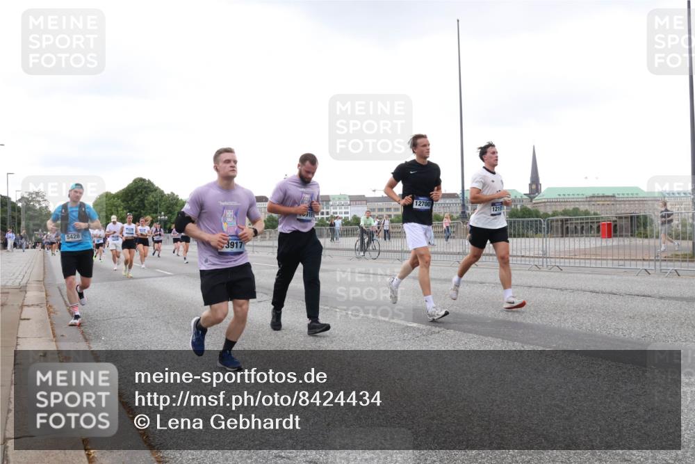 29.06.2025 - hella hamburg halbmarathon Lena Gebhardt http://msf.ph/oto/8424434 29.06.2025 10:53:19 Lombardsbrücke 5428, 12700, 3917, 1219, 1340, 1709, 1900, 1906, 1984, 2065, 2291, 2409, 2429, 2701, 2988, 3226, 3787, 4195, 4595, 4626, 4729, 5428, 5562, 5815, 5857, 6041, 6044, 6135, 6306, 6521, 7068, 7483, 7537, 7611, 7681, 7737, 7876, 8189, 8212, 8414, 8515, 8906, 9077, 9456, 9545, 9685, 9764, 9785, 10043, 10055, 10175, 10417, 10490, 10568, 10661, 11520, 11524, 11919, 12127, 12128, 12193, 12219, 12700, 13489, 13916, 13917, 14038, 14765, 14807, 14977, 14979, 16137 meine-sportfotos.de