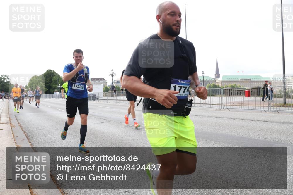 29.06.2025 - hella hamburg halbmarathon Lena Gebhardt http://msf.ph/oto/8424437 29.06.2025 10:06:19 Lombardsbrücke 17239, 1774, 1245, 1448, 1766, 1830, 1842, 3062, 4169, 4542, 4666, 4868, 5431, 6014, 6314, 6664, 7138, 7741, 8051, 8316, 9361, 9560, 10214, 10297, 10736, 10781, 10886, 12371, 13042, 13054, 13475, 13481, 13863, 14369, 14987, 15113, 15145, 15229, 15462, 15537, 15766, 15772, 15858, 16441, 16687, 17059, 17239, 17746, 17885, 18042, 18575, 18577, 18652, 18768, 18857, 18910, 18913, 18966 meine-sportfotos.de