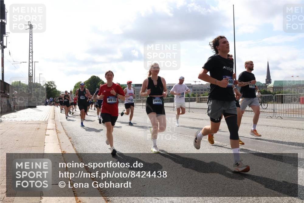29.06.2025 - hella hamburg halbmarathon Lena Gebhardt http://msf.ph/oto/8424438 29.06.2025 09:52:21 Lombardsbrücke 1468, 4915, 11495, 1659, 560, 1167, 1057, 1139, 1169, 1220, 1312, 1353, 1468, 1512, 1569, 1604, 1631, 1763, 3305, 3618, 3697, 3852, 4565, 4871, 4915, 5011, 5014, 5047, 5129, 5231, 5336, 5690, 5987, 6373, 6550, 6700, 6705, 6711, 6770, 7067, 7185, 7432, 7710, 7865, 7961, 8074, 8359, 8564, 8852, 9348, 9358, 9444, 9547, 9659, 10493, 10691, 10741, 10796, 10978, 11062, 11495, 11679, 11779, 11821, 12046, 12438, 12772, 13403, 13614, 13728, 14257 meine-sportfotos.de