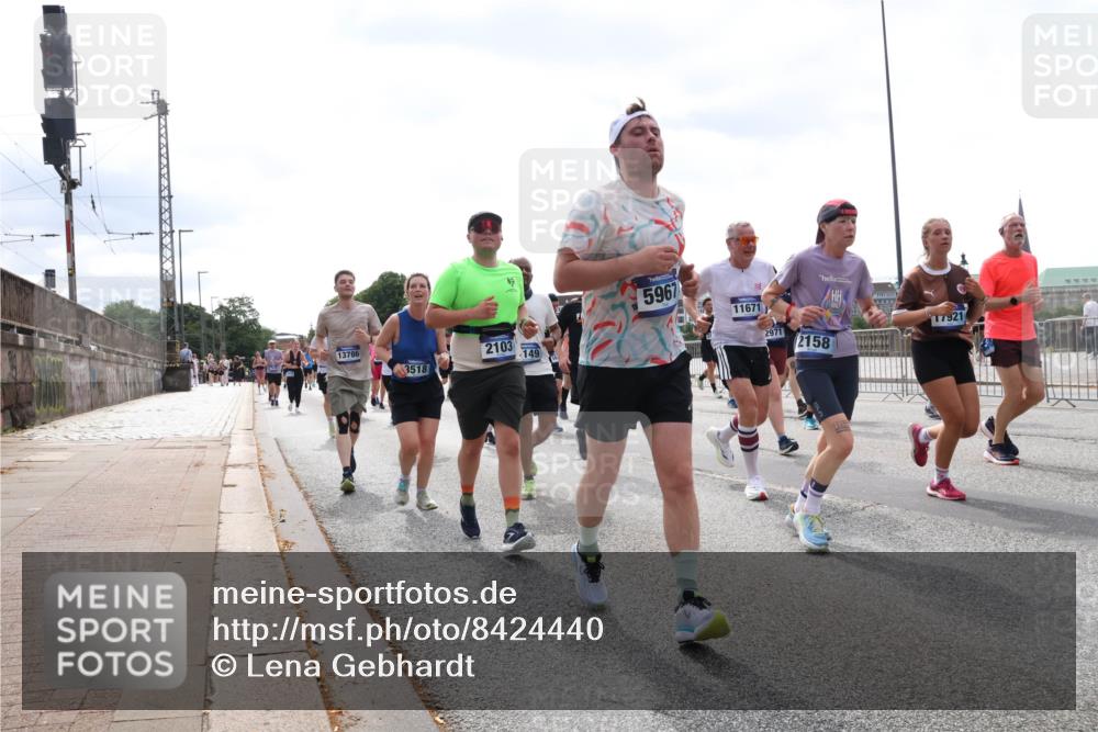 29.06.2025 - hella hamburg halbmarathon Lena Gebhardt http://msf.ph/oto/8424440 29.06.2025 10:43:15 Lombardsbrücke 13786, 3518, 2103, 149, 5967, 11671, 17921, 2971, 2158, 1149, 1155, 1467, 1788, 1816, 1878, 1964, 2103, 2158, 2267, 2361, 2450, 2509, 2971, 3074, 3238, 3283, 3329, 3378, 3518, 3638, 3764, 4056, 4105, 4177, 4302, 4367, 4385, 4680, 5067, 5268, 5370, 5610, 5720, 5755, 5967, 6012, 6096, 6440, 6931, 7043, 7461, 7872, 7926, 8135, 8161, 8184, 8233, 8408, 8435, 8795, 8991, 9072, 9304, 9378, 9639, 9641, 9644, 9976, 10008, 10083, 10180, 10200, 10202, 11142, 11710, 12151, 13049 meine-sportfotos.de