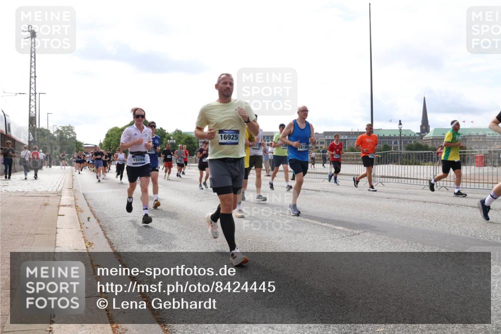 29.06.2025 - hella hamburg halbmarathon Lena Gebhardt http://msf.ph/oto/8424445 29.06.2025 10:19:09 Lombardsbrücke 15594, 17, 16925, 16168, 1332, 1349, 1521, 1718, 1755, 2096, 2311, 2589, 2781, 2795, 2802, 2812, 2821, 2895, 3026, 3105, 3118, 3591, 3592, 3631, 4718, 4722, 4845, 5034, 5049, 5080, 5098, 5178, 5264, 5266, 5323, 5429, 5834, 6194, 6249, 6413, 6477, 6482, 6542, 6736, 7051, 7121, 7143, 7214, 7252, 8575, 8761, 8778, 8780, 9252, 9270, 9272, 9549, 9652, 9756, 9757, 10037, 10039, 10124, 10129, 10467, 10816 meine-sportfotos.de