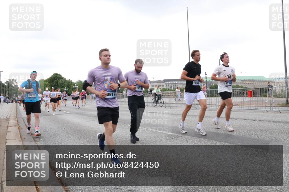 29.06.2025 - hella hamburg halbmarathon Lena Gebhardt http://msf.ph/oto/8424450 29.06.2025 10:53:20 Lombardsbrücke 5428, 3917, 3916, 10, 12700, 12193, 1340, 1709, 1900, 1906, 1984, 2065, 2291, 2409, 2429, 2701, 2988, 3226, 3787, 4195, 4595, 4626, 5428, 5562, 5815, 5857, 6041, 6044, 6135, 6306, 6521, 6996, 7068, 7483, 7537, 7611, 7681, 7876, 7890, 8189, 8212, 8414, 8515, 8906, 9077, 9456, 9545, 9685, 9764, 9785, 10043, 10175, 10417, 10490, 10568, 10661, 11520, 11524, 11919, 12127, 12128, 12193, 12219, 12700, 13489, 13916, 13917, 14038, 14765, 14807, 14977, 14979, 16137 meine-sportfotos.de