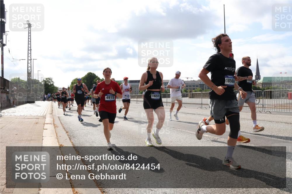 29.06.2025 - hella hamburg halbmarathon Lena Gebhardt http://msf.ph/oto/8424454 29.06.2025 09:52:22 Lombardsbrücke 1468, 4915, 16591, 18560, 1167, 1057, 1139, 1169, 1220, 1312, 1353, 1468, 1512, 1569, 1604, 1631, 1763, 3305, 3618, 3697, 3852, 4565, 4871, 4915, 5011, 5014, 5047, 5129, 5231, 5336, 5690, 5987, 6373, 6550, 6700, 6705, 6711, 6770, 7067, 7185, 7432, 7710, 7865, 7961, 8074, 8359, 8564, 8852, 9348, 9358, 9444, 9547, 9659, 10493, 10691, 10741, 10796, 10978, 11062, 11495, 11679, 11779, 11821, 12046, 12438, 12772, 13403, 13614, 13728, 14257 meine-sportfotos.de