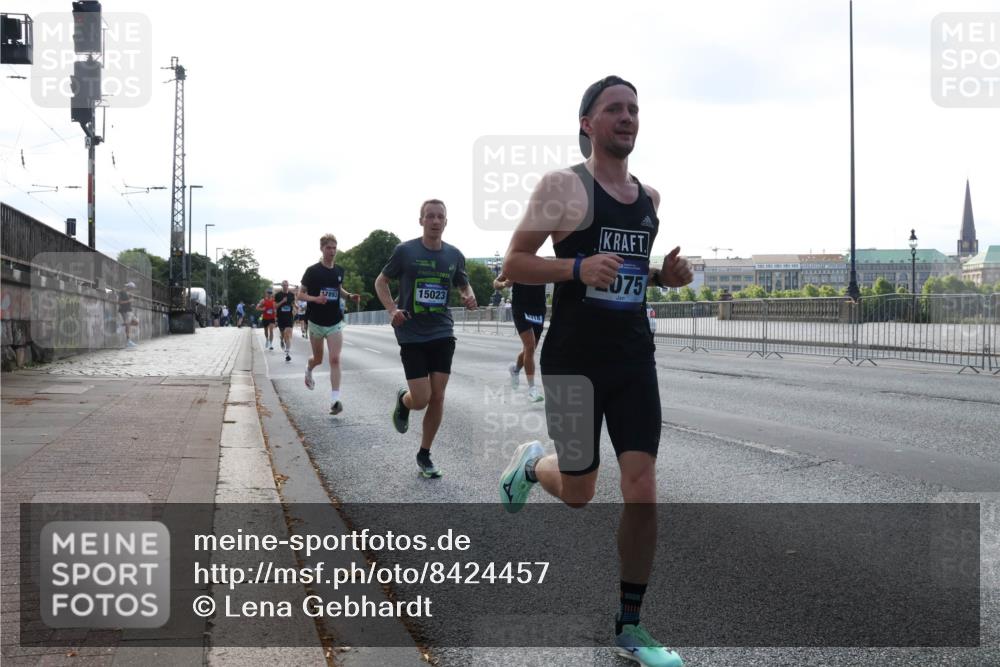 29.06.2025 - hella hamburg halbmarathon Lena Gebhardt http://msf.ph/oto/8424457 29.06.2025 09:43:33 Lombardsbrücke 17893, 2025, 15023, 075, 1271, 2075, 2180, 2203, 4338, 5301, 6090, 7380, 8318, 9097, 9385, 9565, 9767, 9804, 10351, 10867, 11994, 12341, 13374, 13941, 14728, 14757, 15023, 15136, 15483, 15671, 17040, 17893, 18037, 18328, 18693, 18695, 18763, 18832, 18989 meine-sportfotos.de