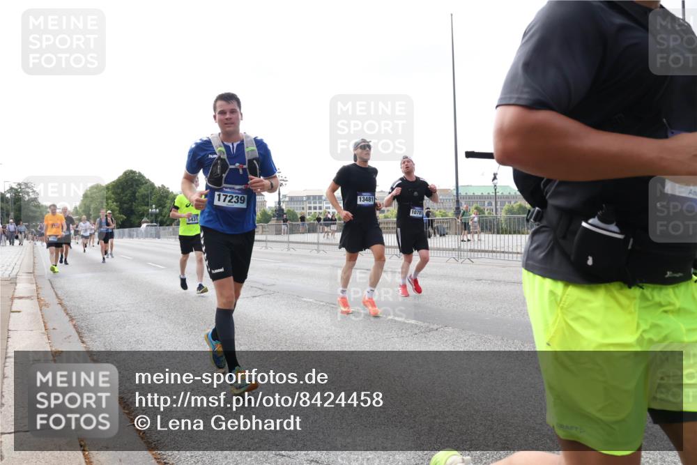 29.06.2025 - hella hamburg halbmarathon Lena Gebhardt http://msf.ph/oto/8424458 29.06.2025 10:06:19 Lombardsbrücke 5431, 17239, 13481, 10781, 1245, 1448, 1766, 1830, 1842, 3062, 4169, 4542, 4666, 4868, 5431, 6014, 6314, 6664, 7138, 7741, 8051, 8316, 9361, 9560, 10214, 10297, 10736, 10781, 10886, 12371, 13042, 13054, 13475, 13481, 13863, 14369, 14987, 15113, 15145, 15229, 15462, 15537, 15766, 15772, 15858, 16441, 16687, 17059, 17239, 17746, 17885, 18042, 18575, 18577, 18652, 18768, 18857, 18910, 18913, 18966 meine-sportfotos.de